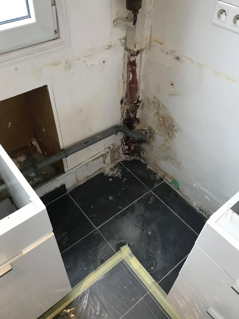 Angle de cuisine endommagé après dépose du caisson