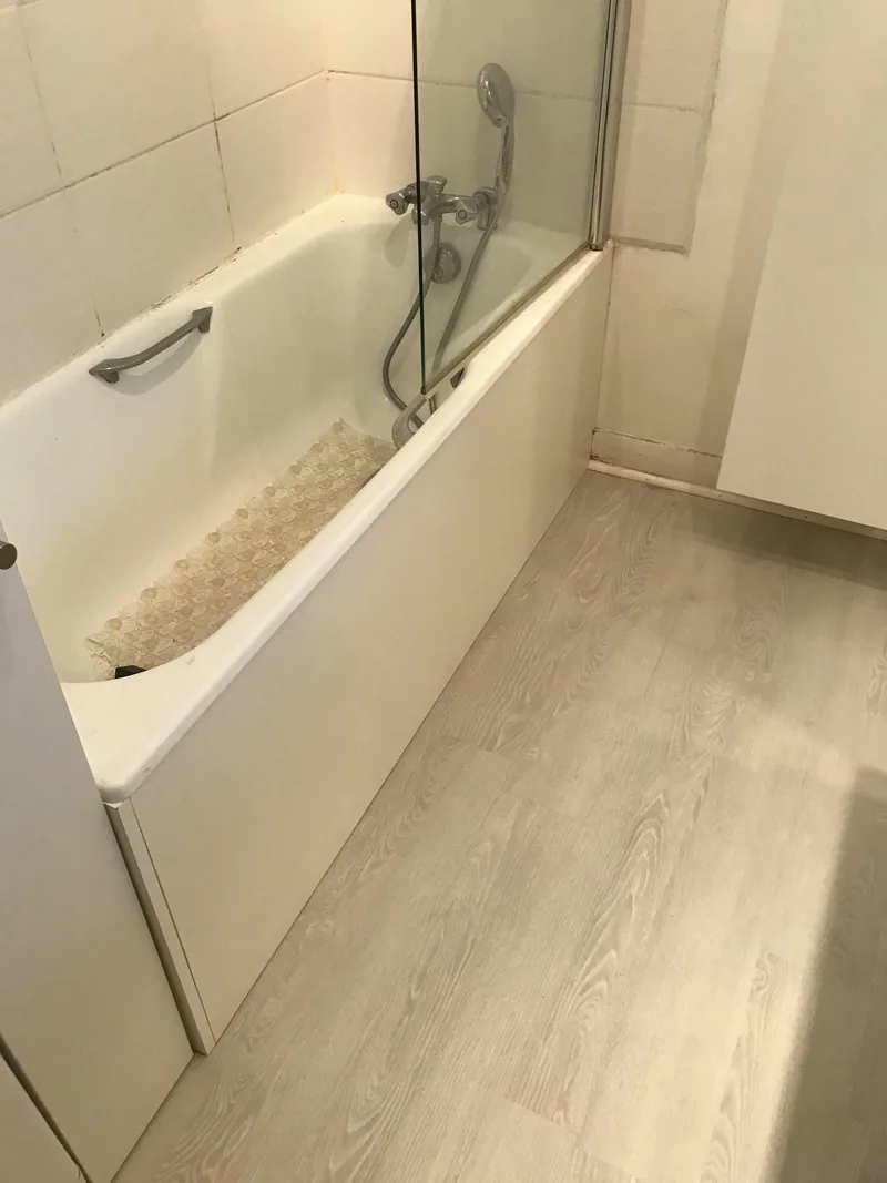 Salle de bain — tablier de baignoire et sol PVC
