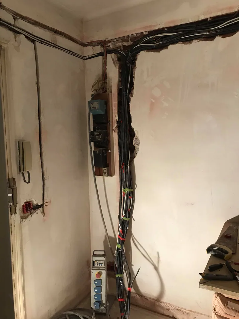 Dépose du câblage électrique existant — appartement de 65 m², Paris 15e