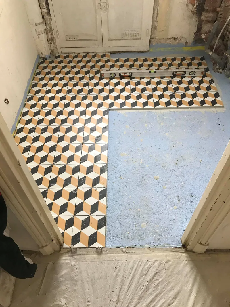 Pose du carrelage à motif géométrique — appartement de 65 m², Paris 15e