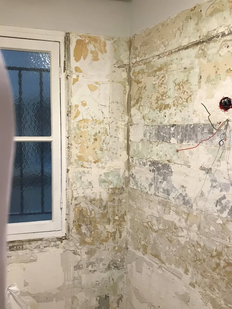 Murs dégradés avant travaux — appartement Paris 17e