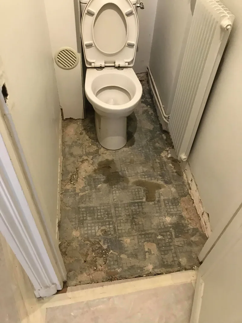 Ancien WC avant rénovation — appartement de 65 m², Paris 17e