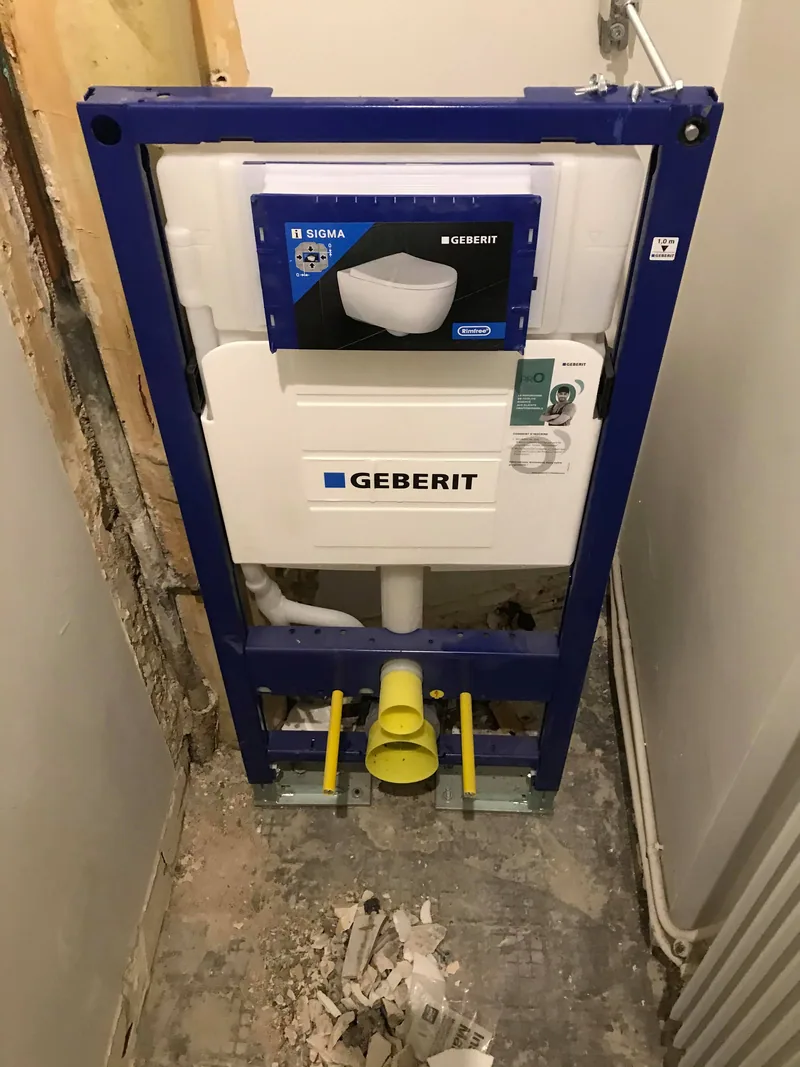 Pose du bâti-support pour WC suspendu — appartement de 65 m², Paris 17e