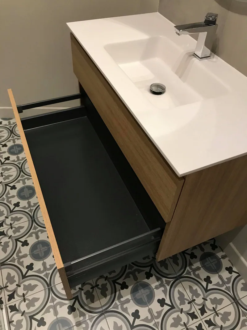Salle de bain terminée — meuble vasque et carreaux de ciment