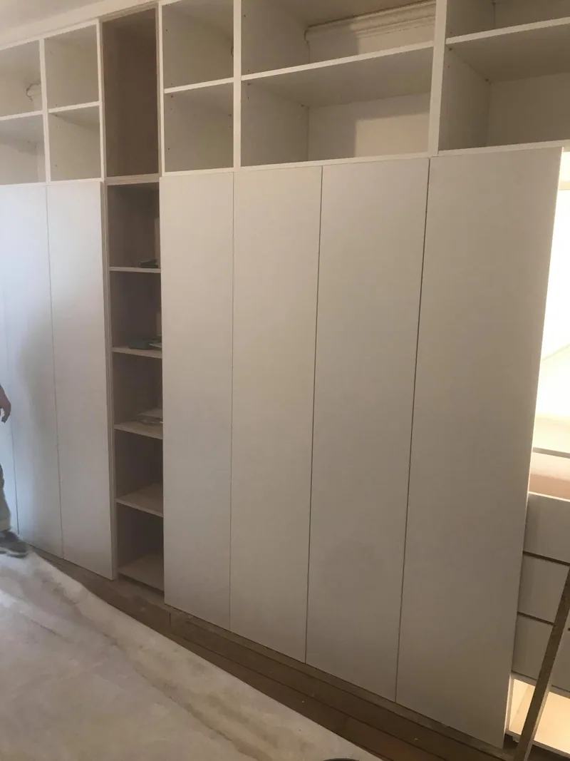 Dressing sur mesure — étagères, tiroirs et penderie