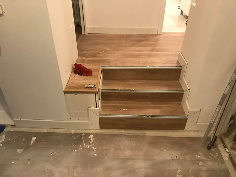 Escalier terminé — marches habillées et sol assorti