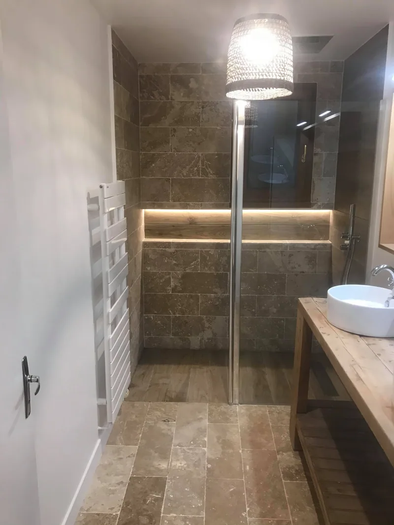 Douche à l’italienne terminée, carrelage effet pierre — maison, Vaux-sur-Seine